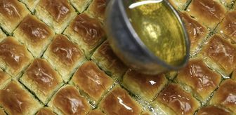 Baklavanın şerbeti sıcak mı dökülür, soğuk mu dökülür?