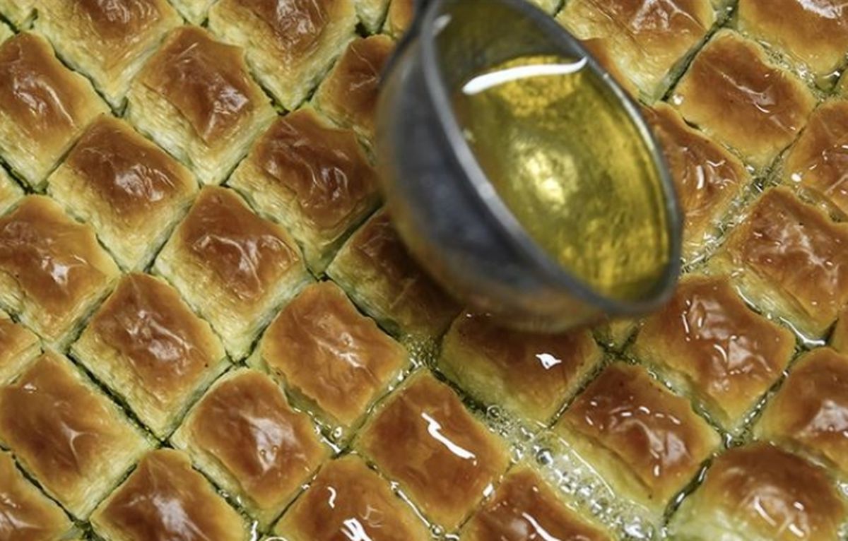 Baklavanın şerbeti sıcak mı dökülür, soğuk mu dökülür?