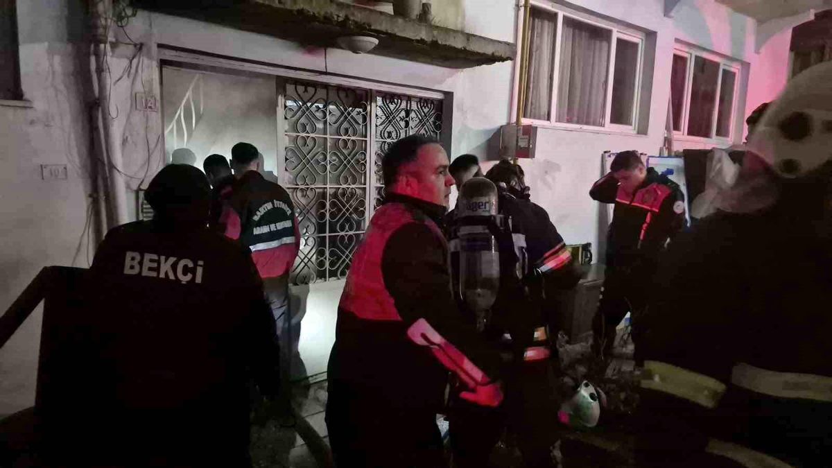 Bartın'da 4 katlı apartmanda yangın paniği: 2 kişi dumandan etkilendi