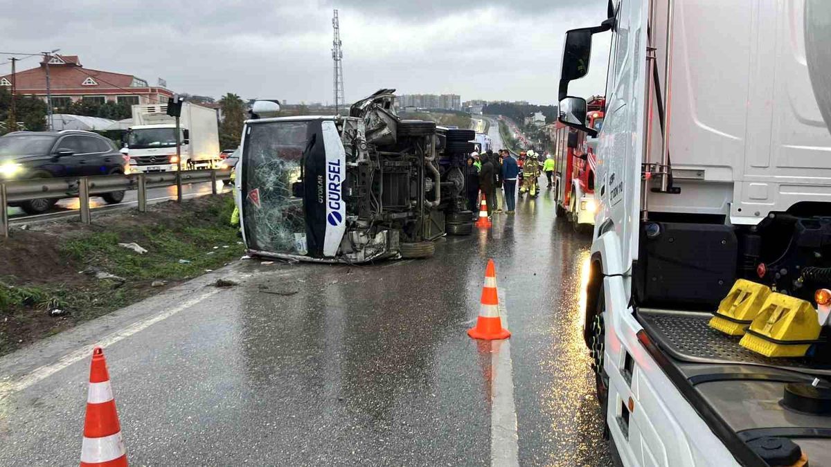 Büyükçekmece'de işçi servisi devrildi: 1 ölü, 9 yaralı