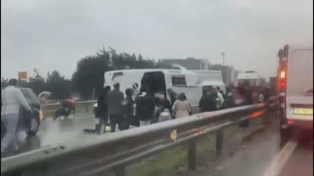 Служебный автобус перевернулся в Бююкчекмедже: 1 погибший, 9 раненых
