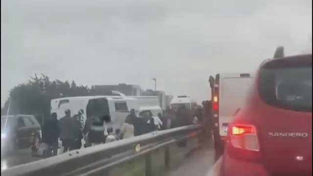 Служебный автобус перевернулся в Бююкчекмедже: 1 погибший, 9 раненых
