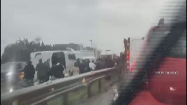 Служебный автобус перевернулся в Бююкчекмедже: 1 погибший, 9 раненых