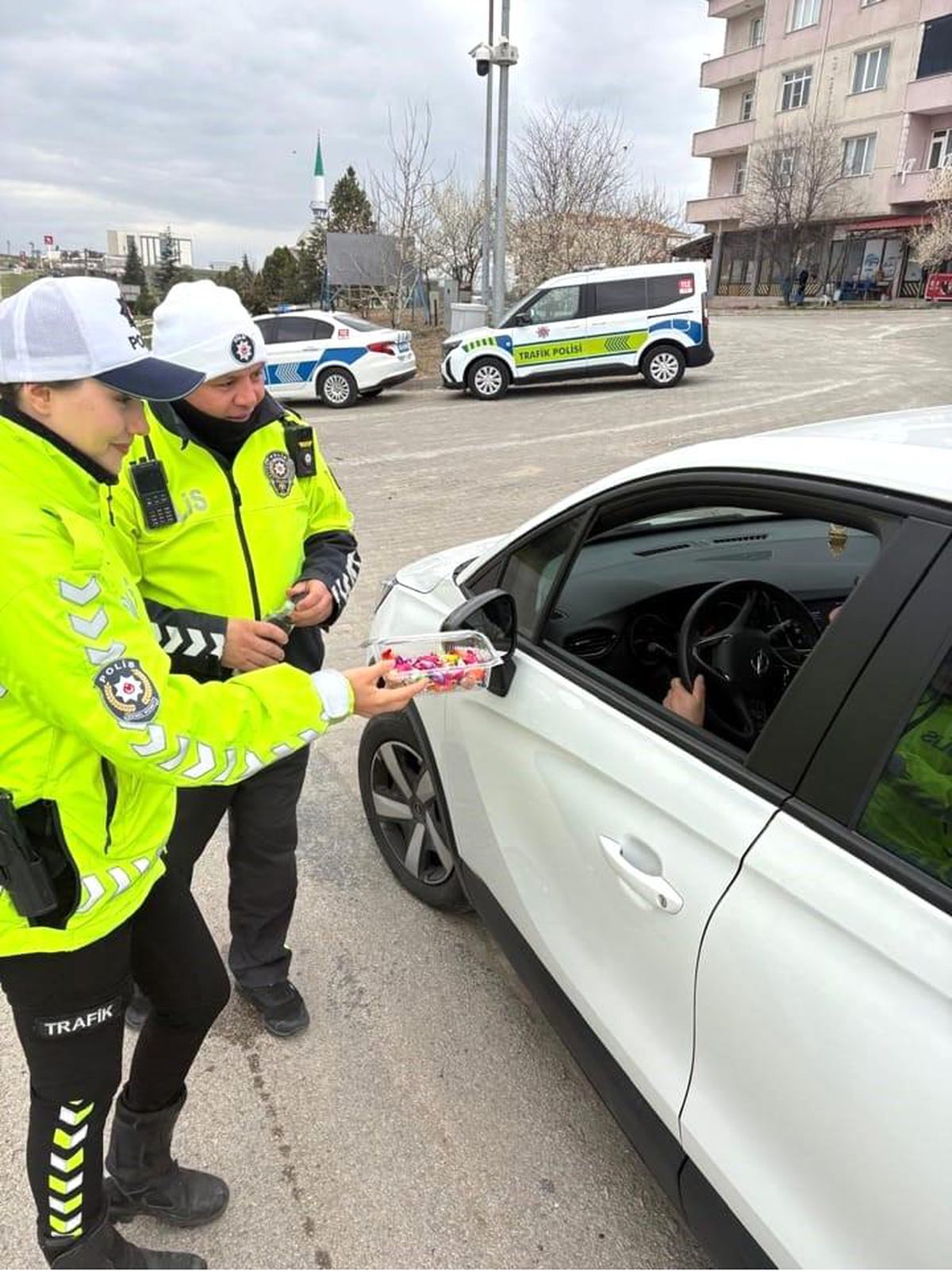 Edirne'de şekerli ve kolonyalı trafik uygulaması