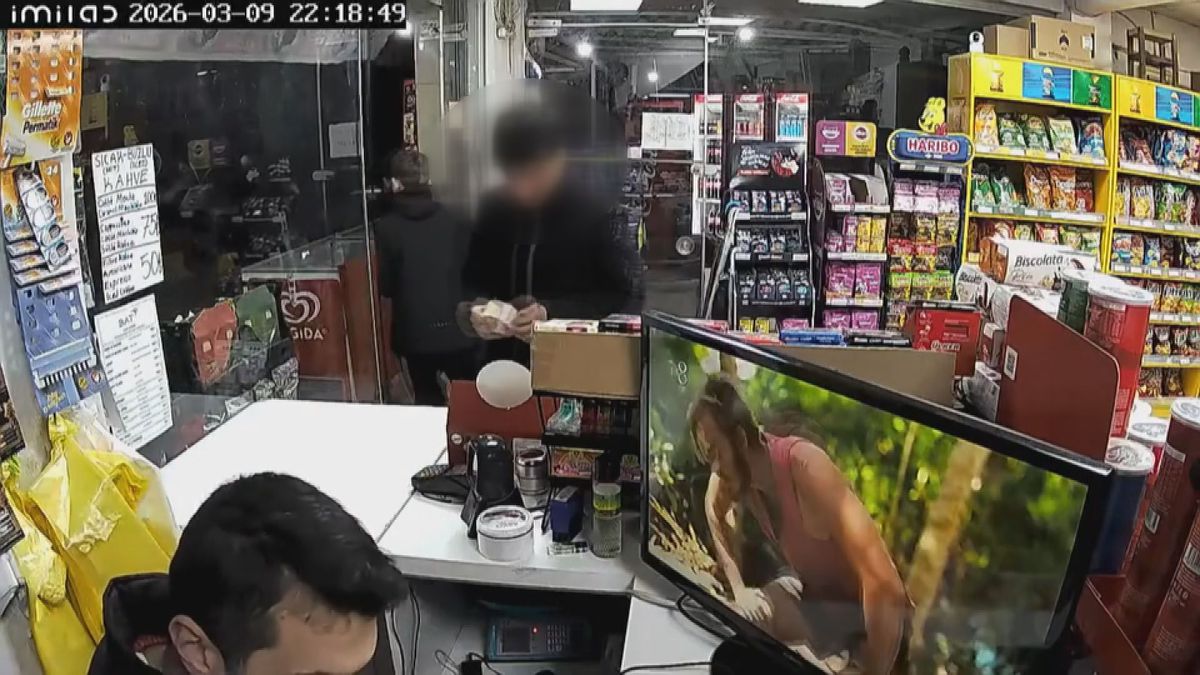 Küçük çocuk, marketten aldığı koli bandıyla işkence yaptı