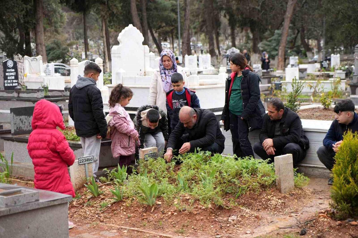 Gaziantep'te bayram öncesi mezarlıklarda ziyaretçi yoğunluğu