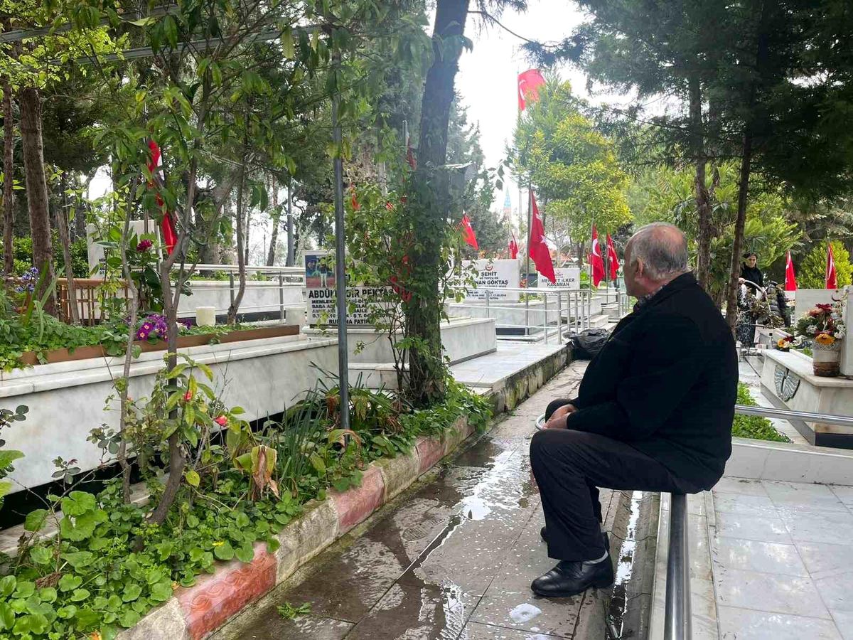 Kadifekale Hava Şehitliği'nde bayram öncesi ziyareti