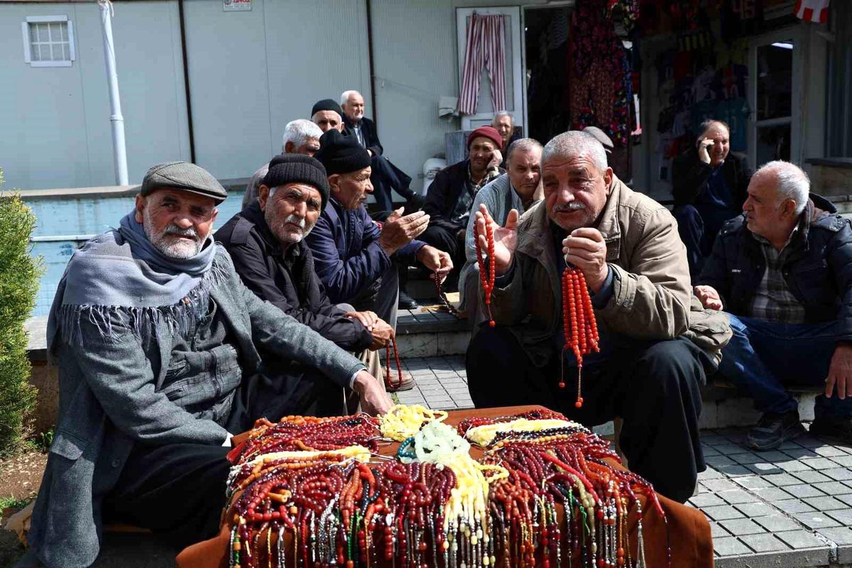 Kahramanmaraş'ta Ulu Cami Meydanı'nın müdavimleri