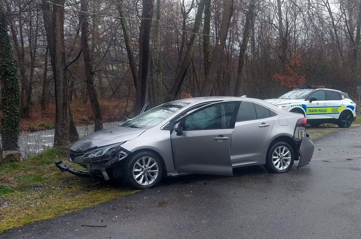 Kontrolden çıkan otomobil alt yola uçtu: 3 yaralı