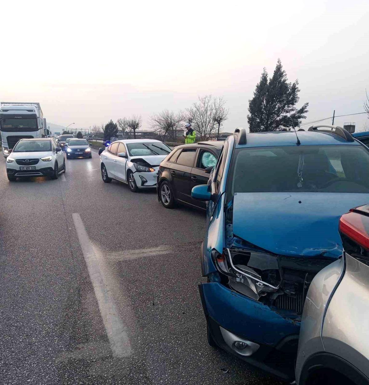 Manisa'da 4 araçlı zincirleme kaza: 7 yaralı