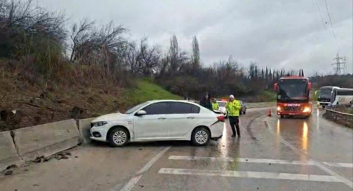 Otobanda zincirleme kaza: 4 araç birbirine girdi