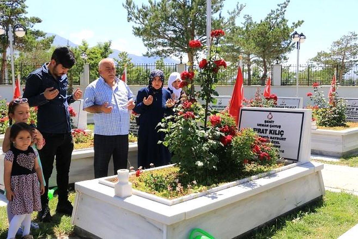 Şehitlikte arife günü hüzünlü buluşma