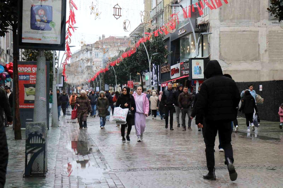 Soğuk hava ve yağmur bayram alışverişine engel olamadı