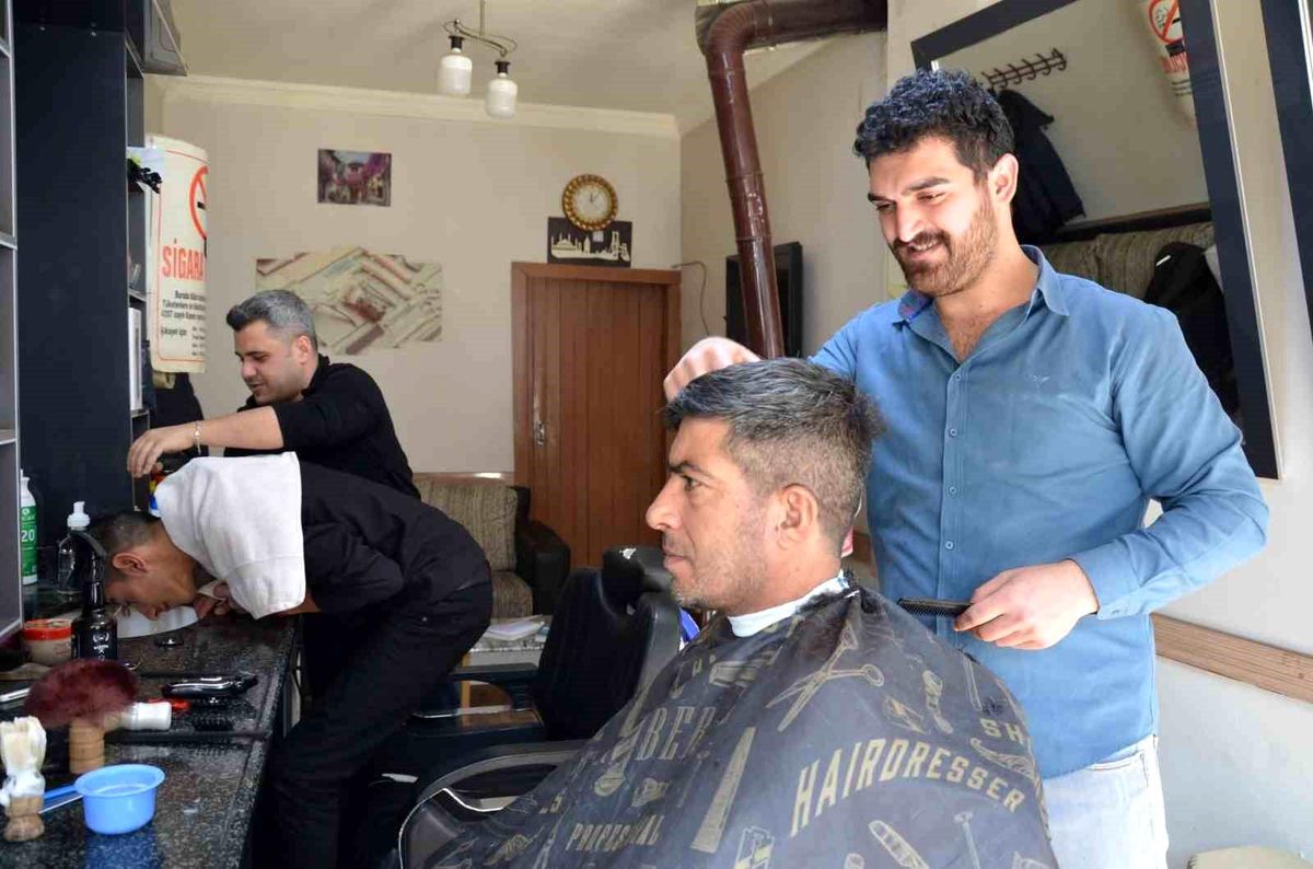 Tercan'da berberlerde bayram yoğunluğu
