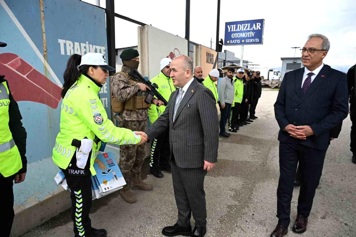 Vali Hatipoğlu, uygulama noktalarında güvenlik güçleri ve vatandaşlarla bayramlaştı