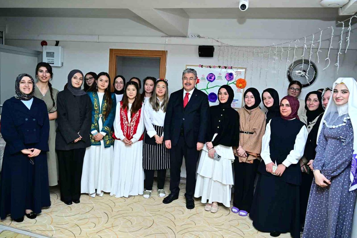 Vali Yılmaz, kız yurdunda kalan uluslararası öğrencilerle iftar yaptı