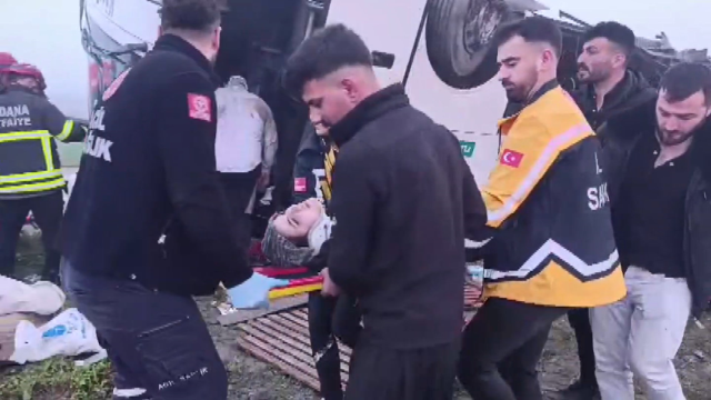 adana da yolcu otobusu devrildi olu ve yaralilar 19673543 1433 m
