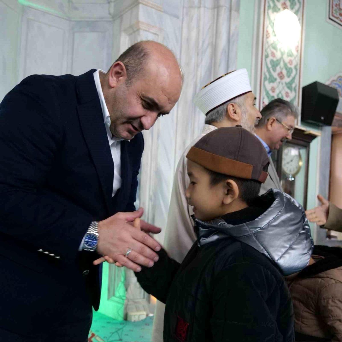 AK Parti İl Başkanı Gürhan Albayrak, Reşadiye Camii'nde vatandaşlarla bayramlaştı