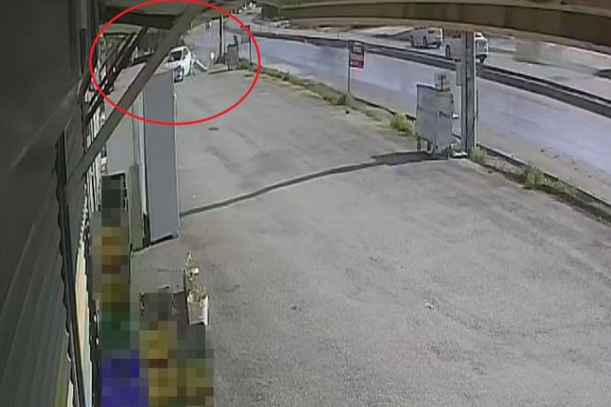 Akıl almaz kaza! Otomobil 3 iş yerinin içinden geçti
