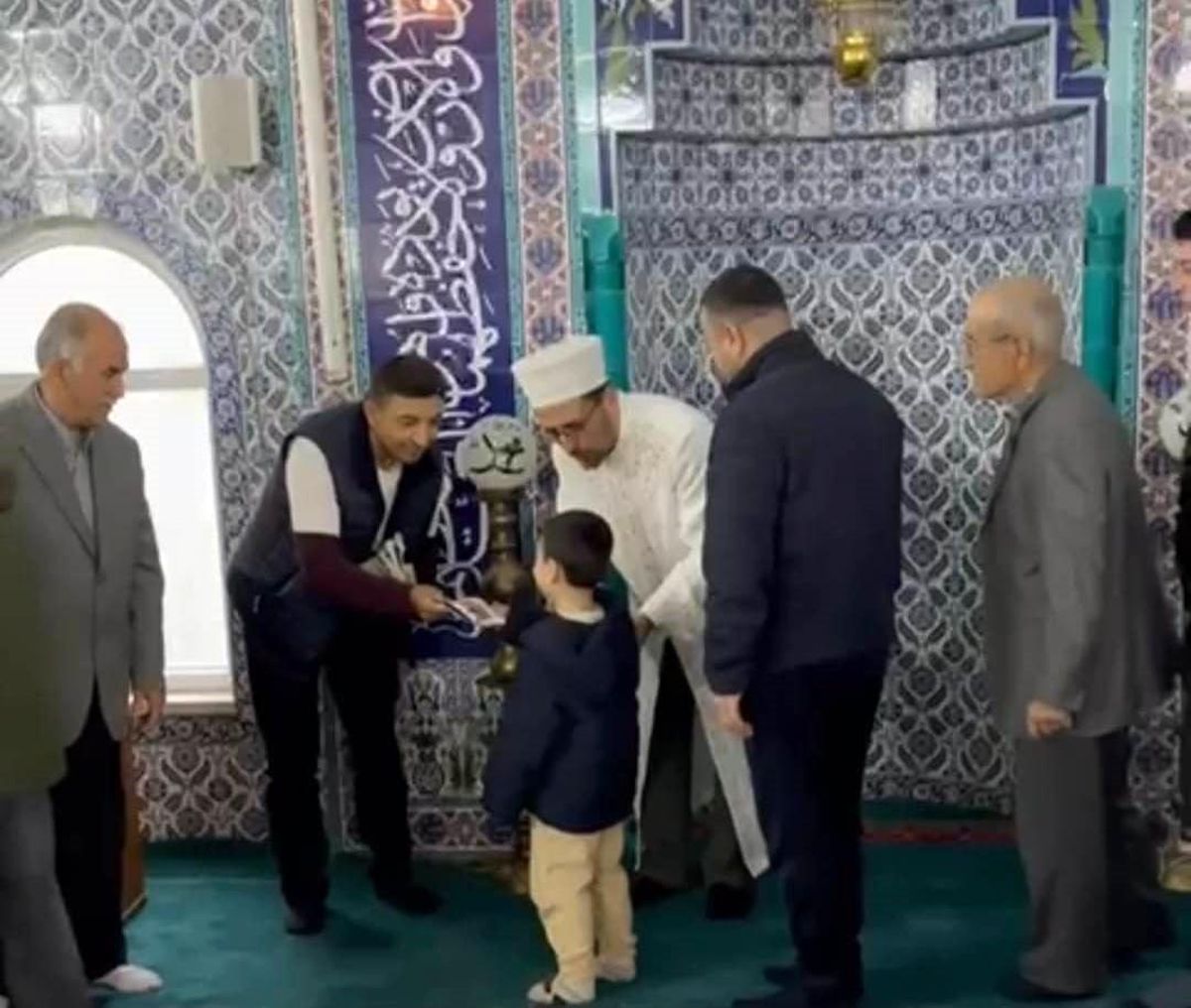 Anamur'da bayram namazı sonrası çocuklara harçlık dağıtıldı