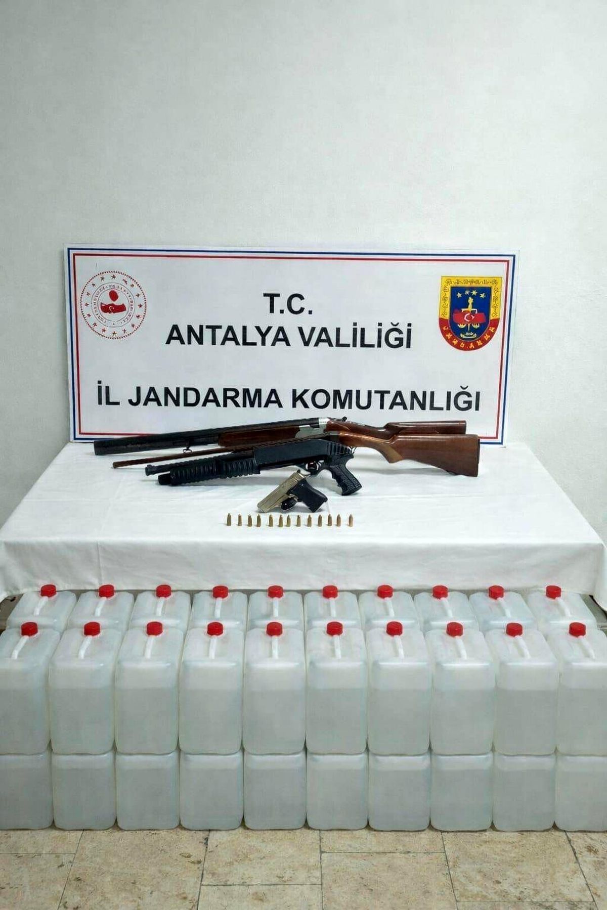 Antalya'da 160 litre etil alkol, tabanca ve pompalı tüfek ele geçirildi