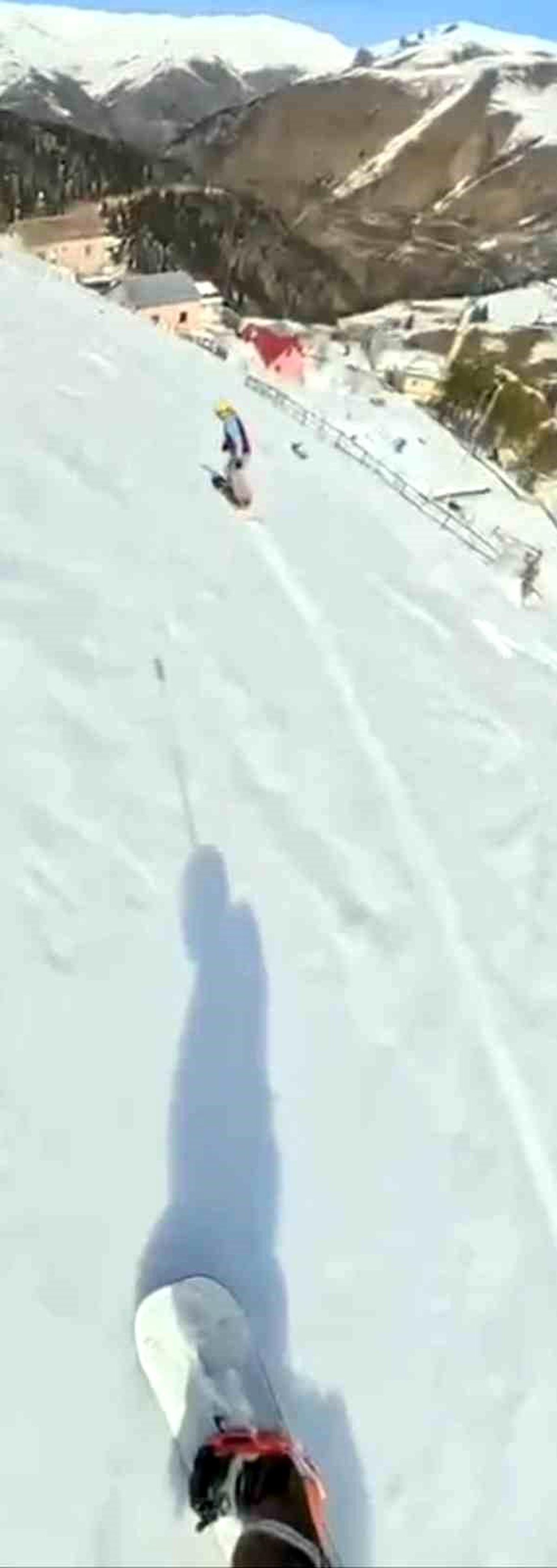 Araklı'nın karlı tepelerinde mahalle arasında snowboard keyfi