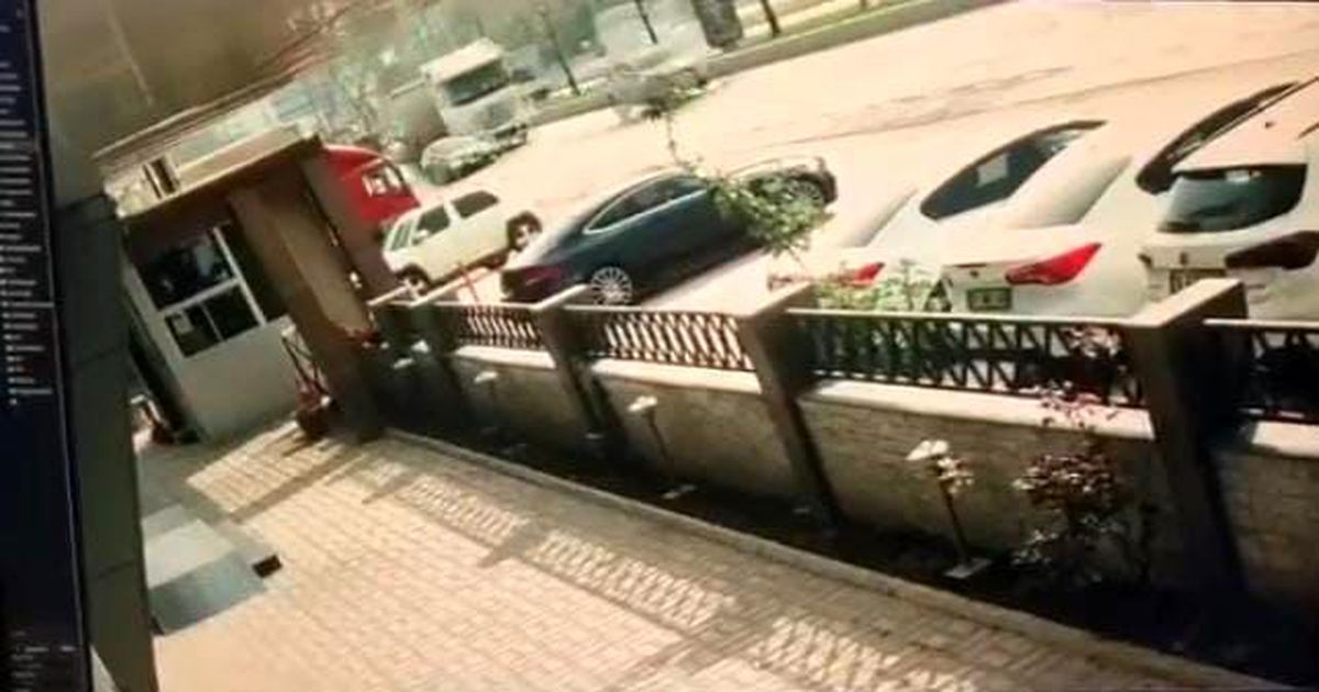 Bursa'da faciadan dönüldü: Tır otomobili metrelerce sürükledi