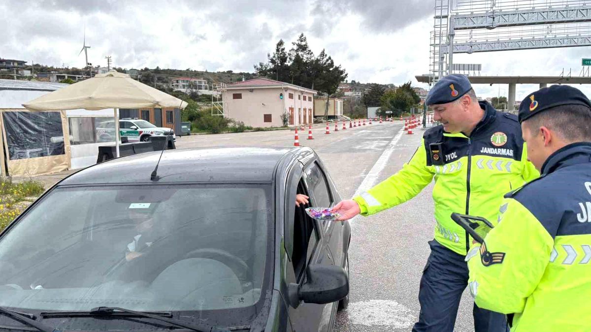 Çeşme'de jandarmadan anlamlı bayram jesti