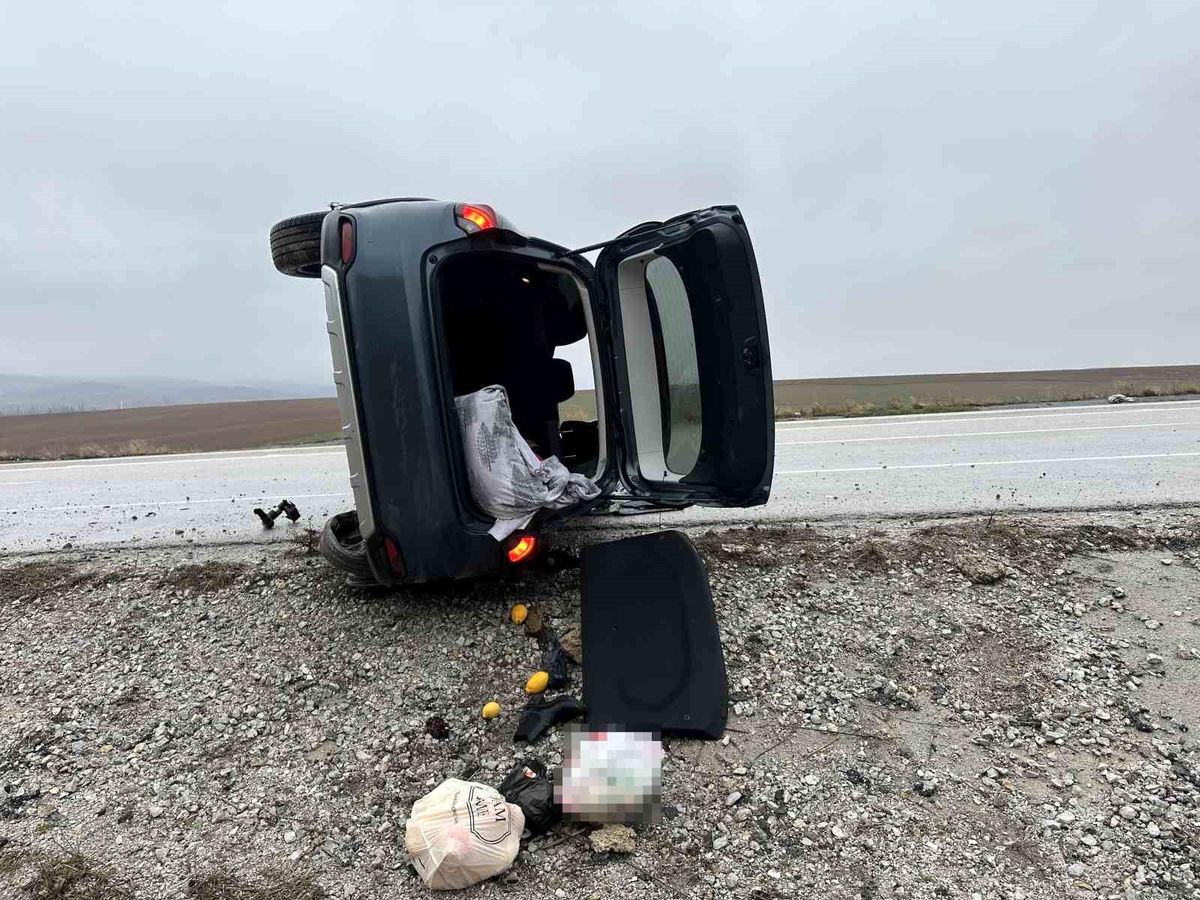 Çorum'da devrilen otomobildeki 5 kişi yaralandı