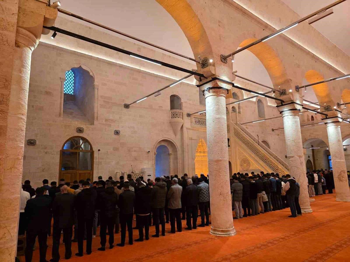 Depremde hasar gören tarihi Selahattin Eyyubi Camii yeniden ibadete açıldı