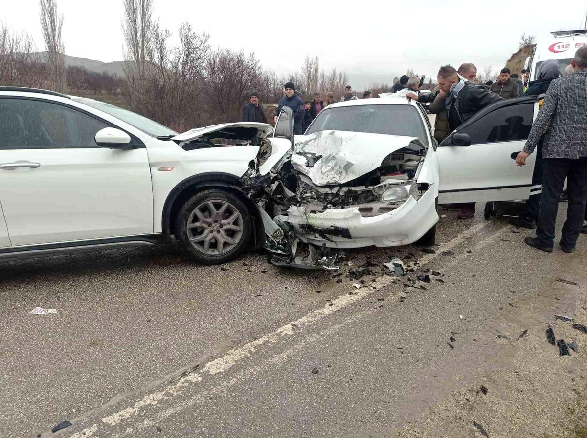 Elazığ'da iki otomobil çarpıştı: 9 yaralı