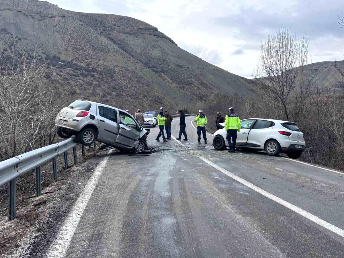 Erzincan-Kemah yolunda iki araç kafa kafaya çarpıştı: 4 yaralı