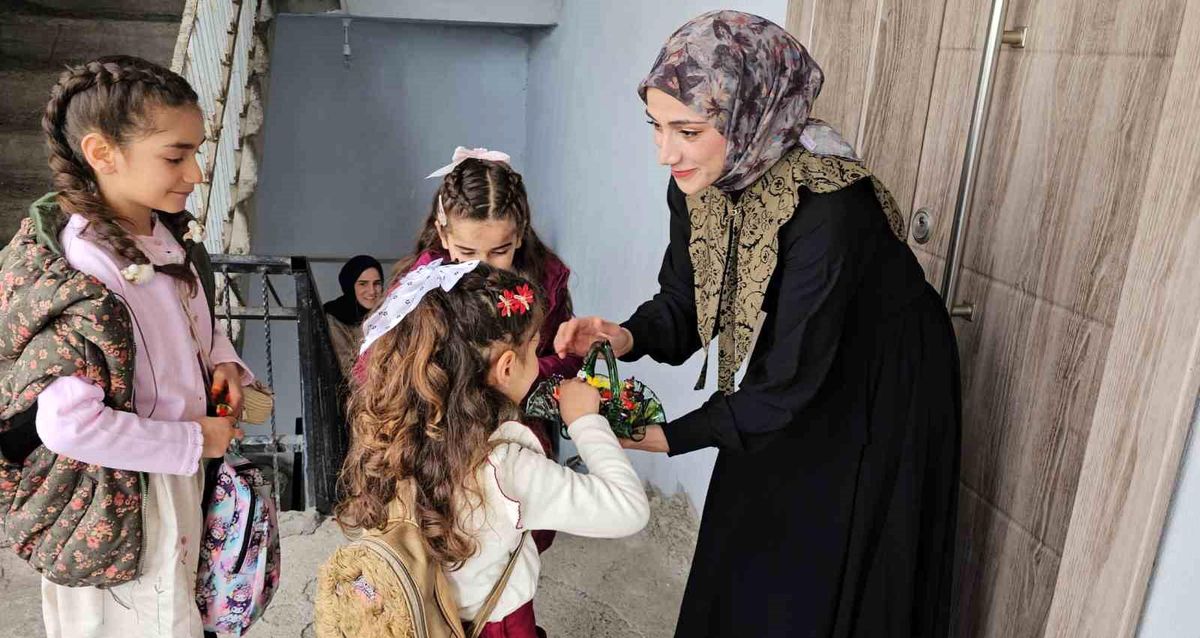 Hasköy'de bayram geleneği sürüyor: Çocuklar kapı kapı şeker topladı