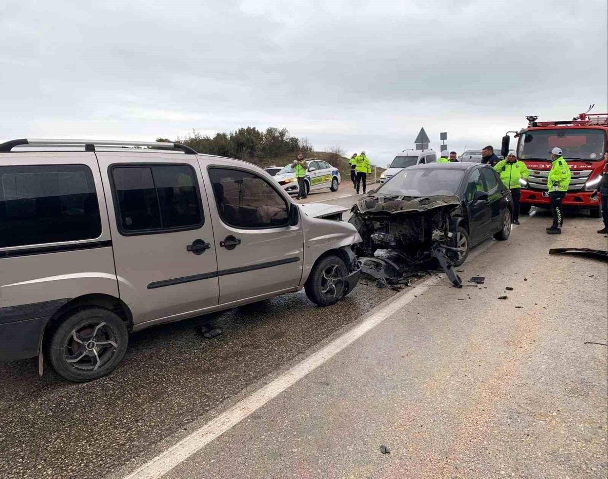 Isparta'da 8 kişinin yaralandığı kaza kamerada