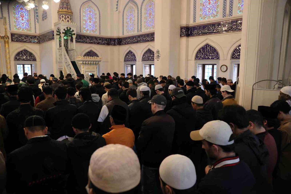 Japonya'daki Tokyo Camii'nde bayram namazı yoğun katılım nedeniyle 5 kez kılındı