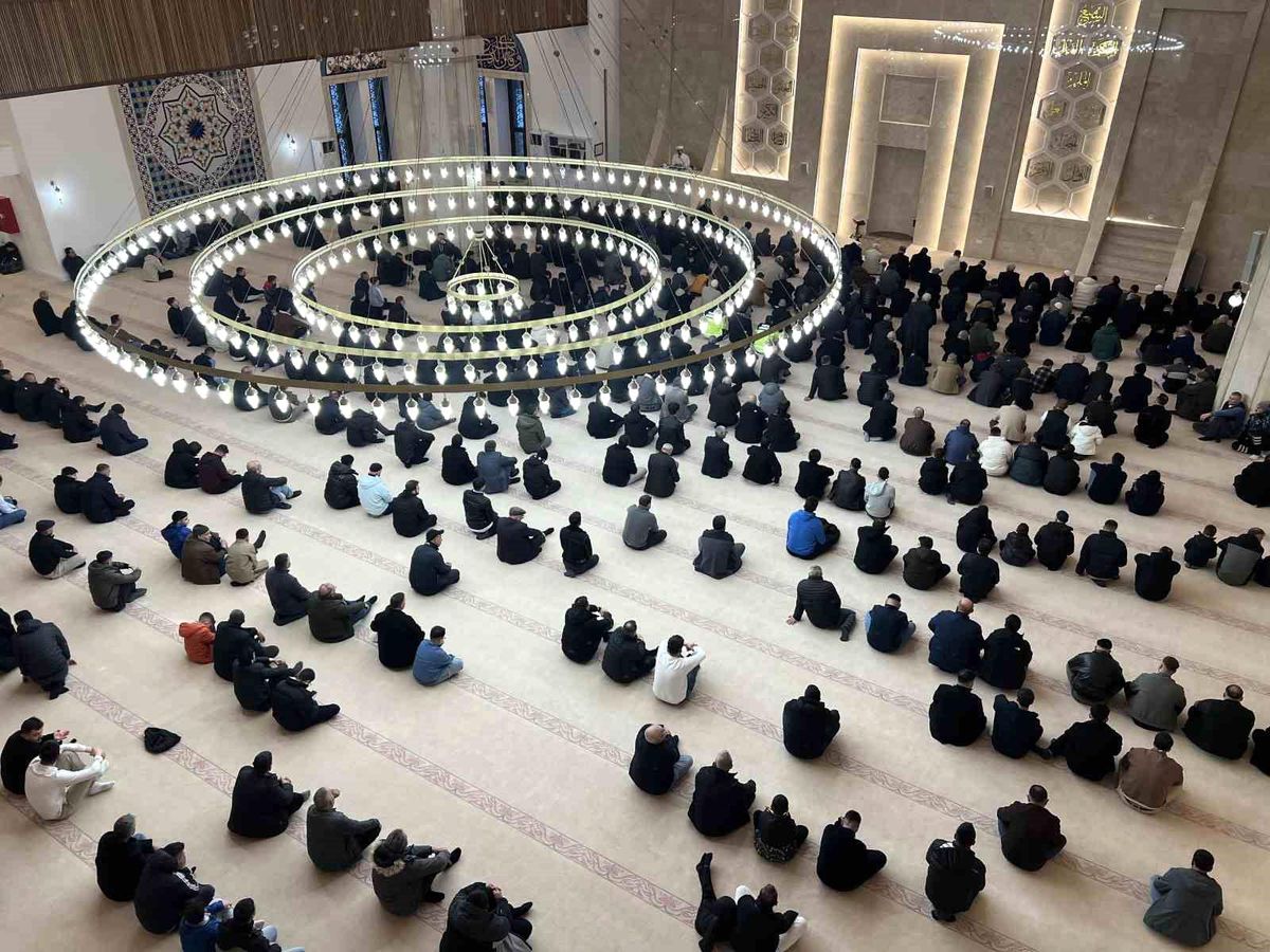 Kars'ta bayram namazında camiler doldu, taştı