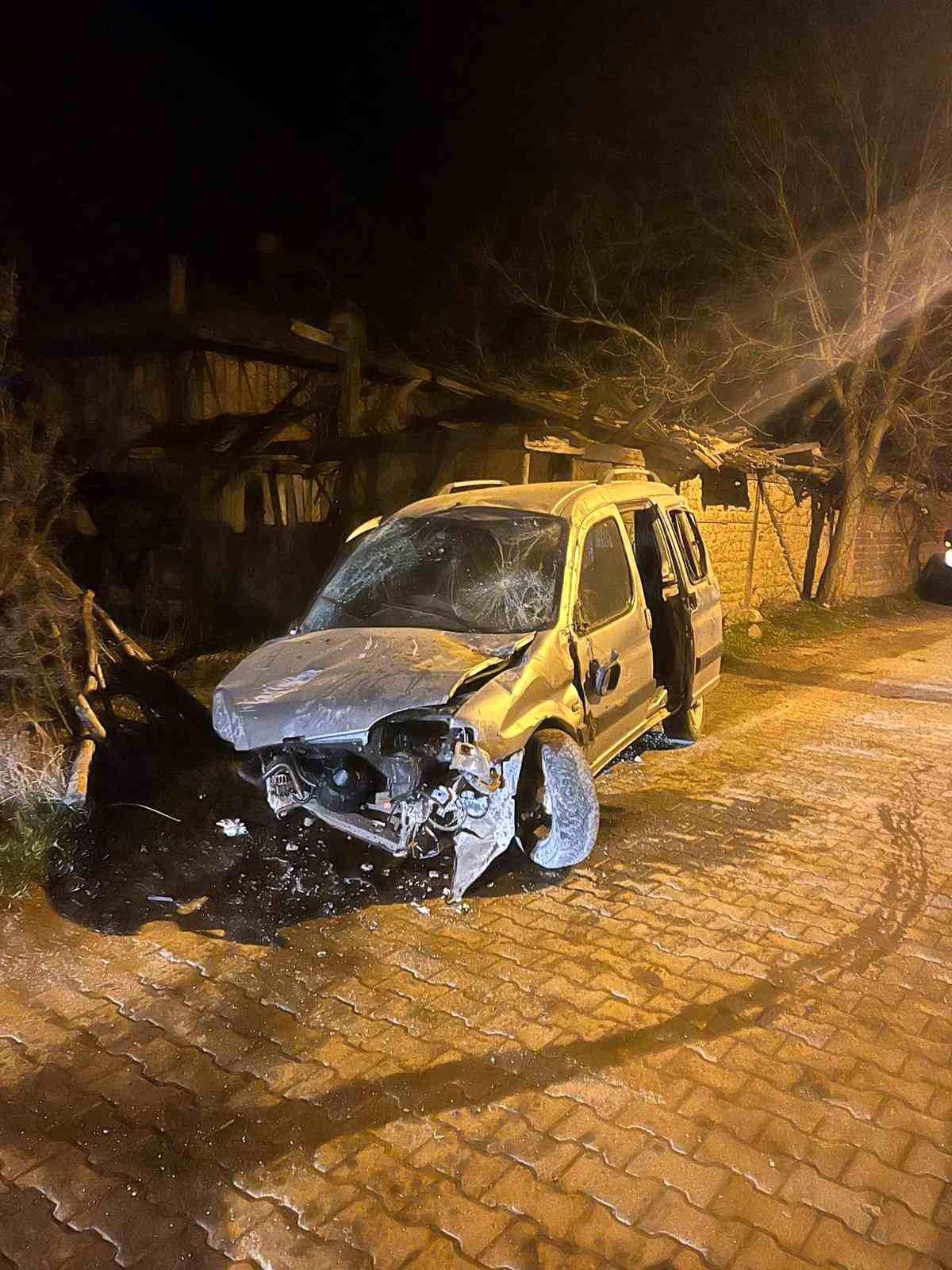 Kastamonu'da hafif ticari araç taşa çarptı: 1 yaralı