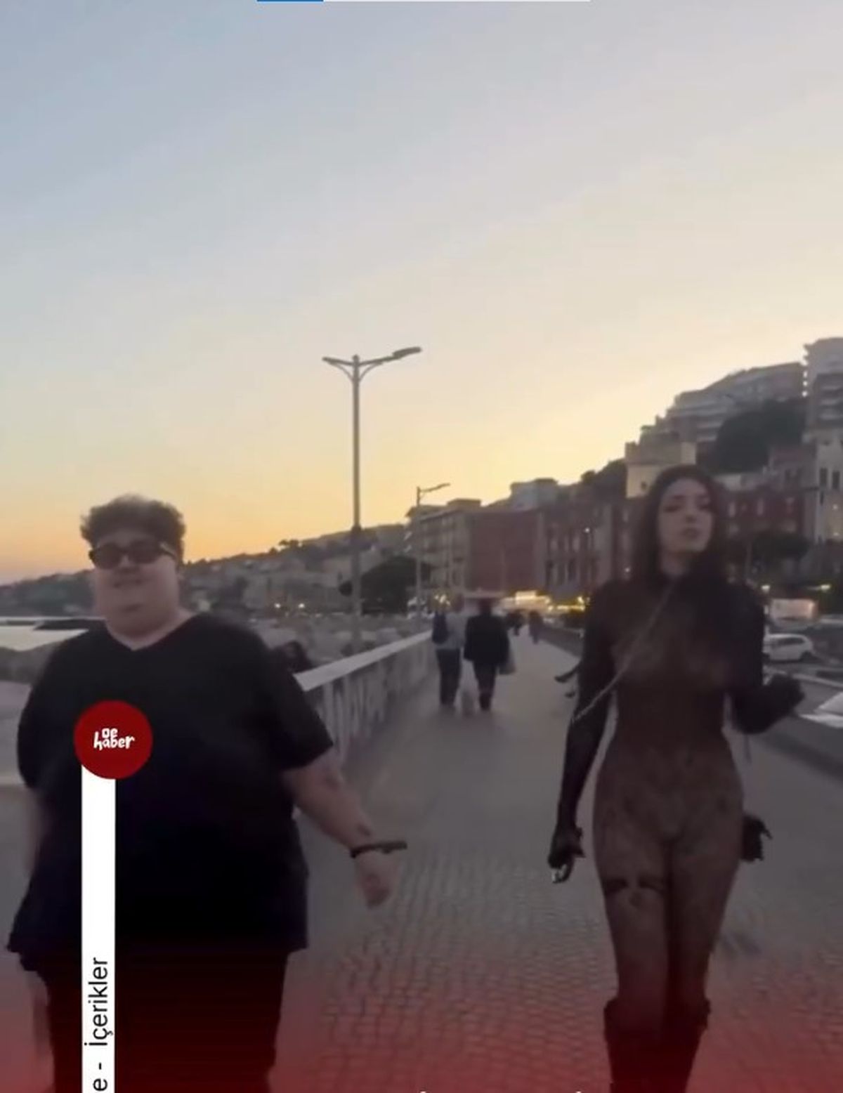 Kız arkadaşına tasma takıp gezdirdi