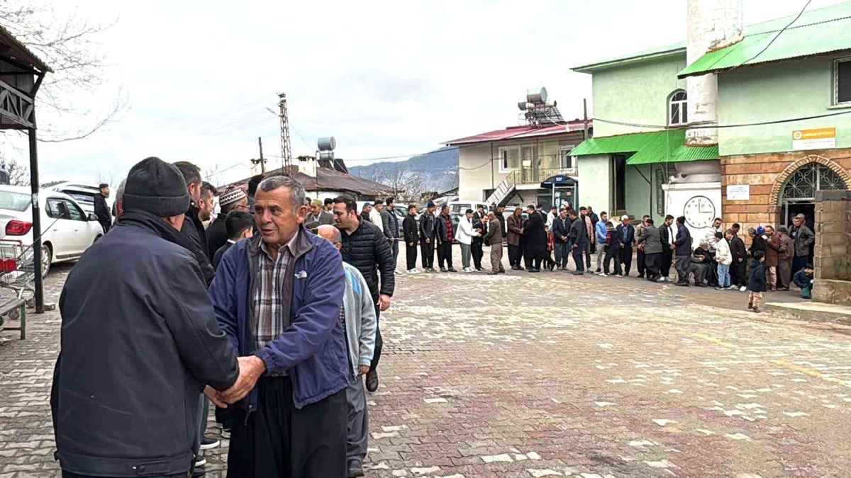 Mersin'de bayramlaşma geleneği sürüyor