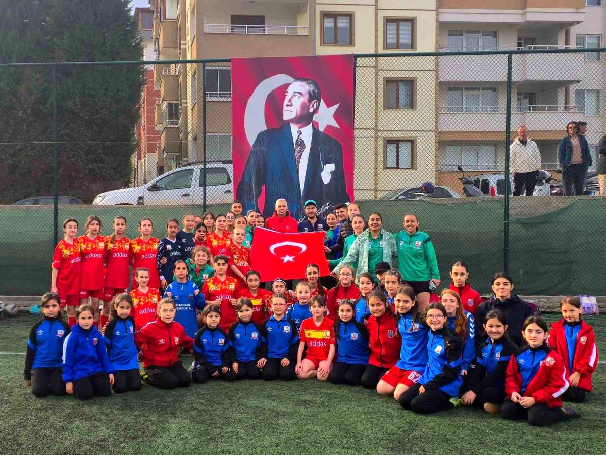 Milli Takımlar Kaleci Departmanı Koordinatörü Alper Boğuşlu Bilecik Kolej Spor Kulübünü ziyaret etti