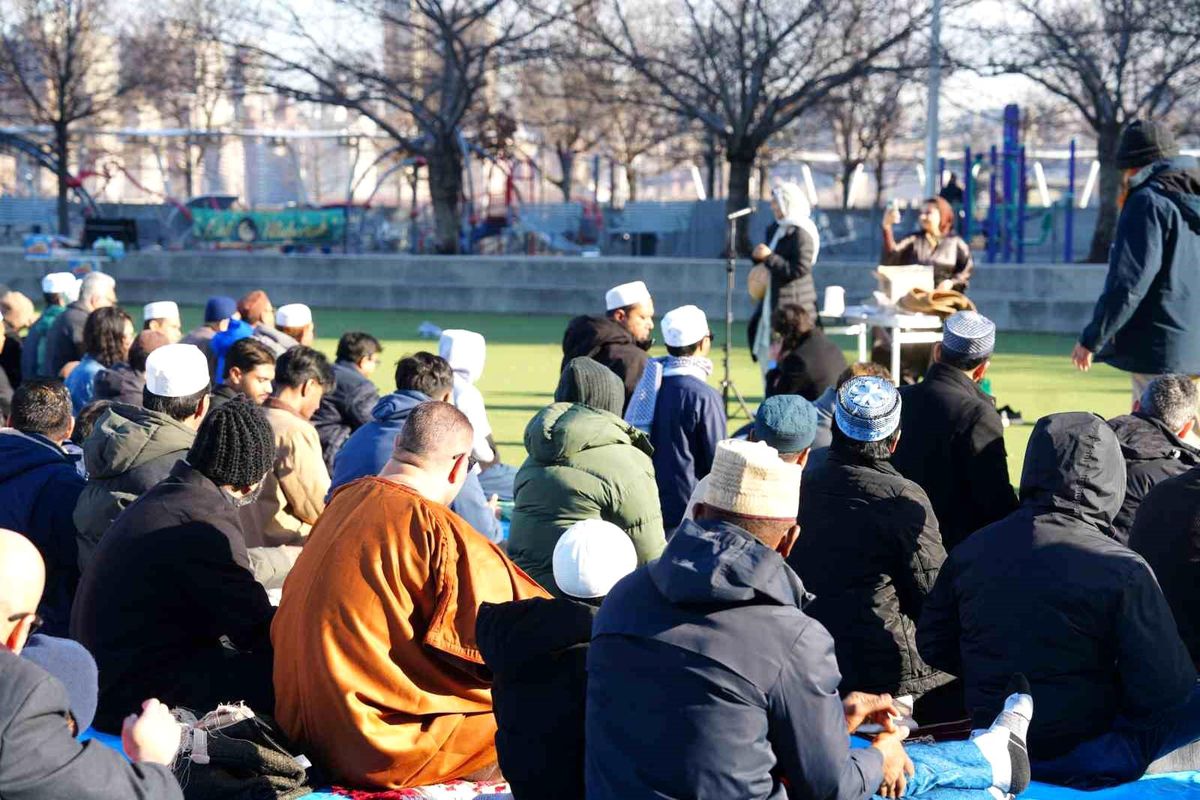 New York'ta bayram namazı sokaklara taştı