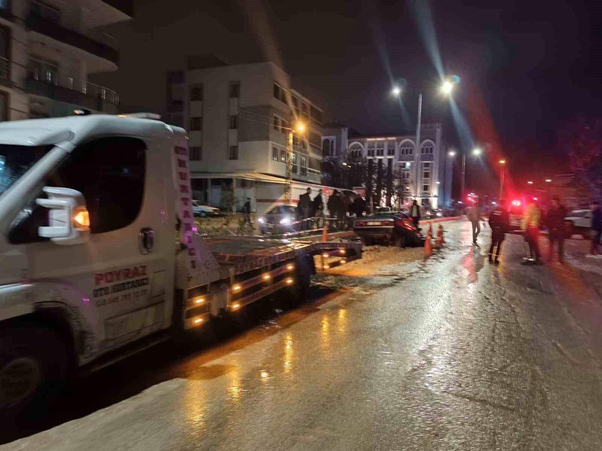 Otomobil alt yapı çukuruna düştü: 1 yaralı