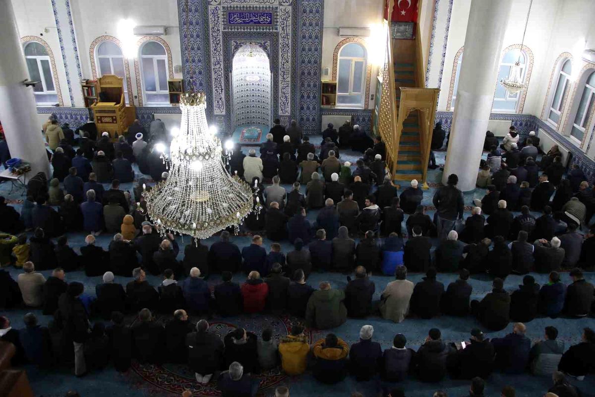 Uşak'ta bayram namazı kılındı