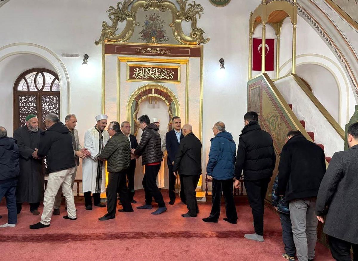 Vali Akbıyık bayram namazını Menteşe'de kıldı