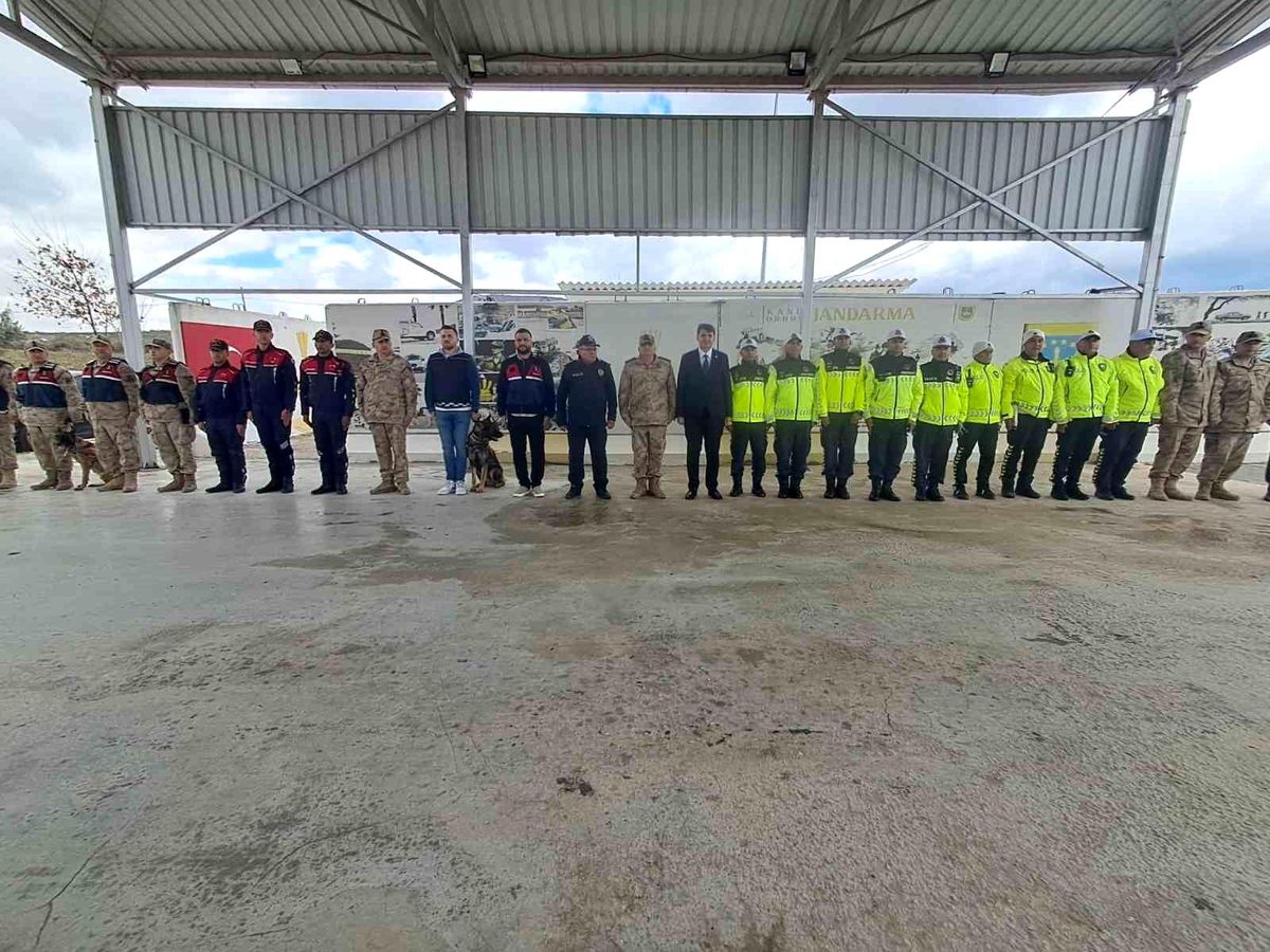 Vali Kalaylı uygulama noktasında güvenlik güçleri ve vatandaşlarla bayramlaştı