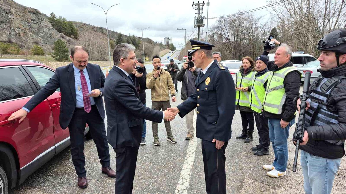 Vali Yılmaz, görev başındaki polis ve jandarma ile bayramlaştı