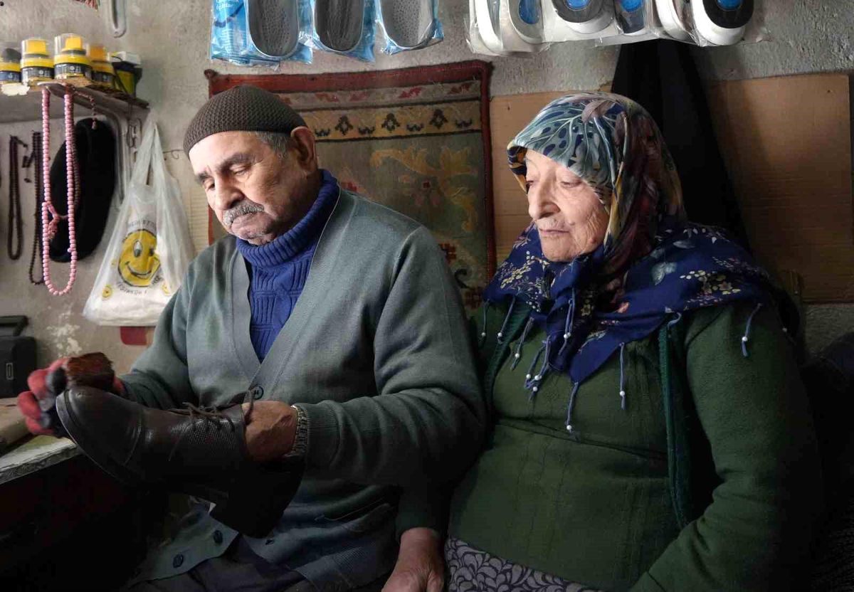 64 yıllık ayakkabı tamircisi, her sabah dükkanını eşiyle açıyor