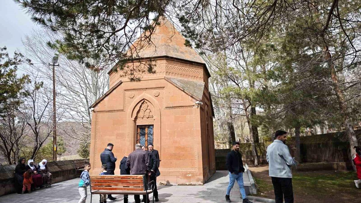 Ahlat'taki türbeye bayramda ziyaretçi akını