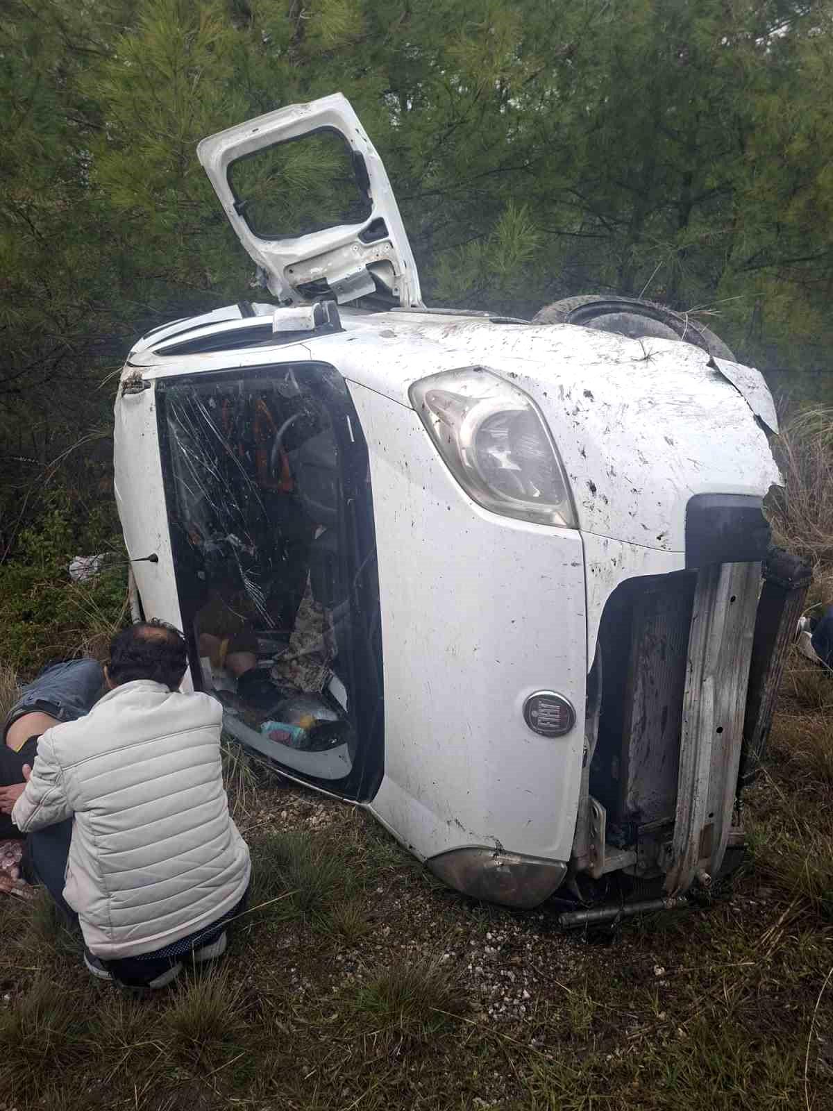 Akseki-Manavgat Karayolunda hafif ticari araç şarampole devrildi: 1'i ağır 6 yaralı