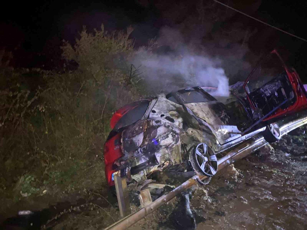 Alkollü sürücü bariyerlere çarptı, araç alev aldı
